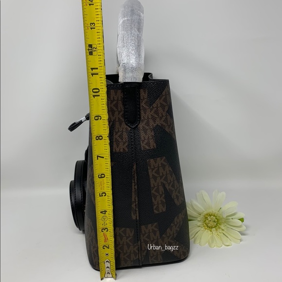 Michael Kors Suri LG Bucket Messenger - Picture 6 of 10